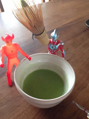 ウルトラマンでもお抹茶点てられます!